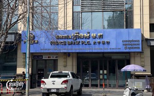 Thị trường tài chính Campuchia gặp “sóng gió”, người dân ồ ạt đến một nhà băng đòi rút tiền