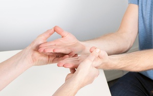 5 giây kiểm tra tay giúp phát hiện sớm nguy cơ mắc ung thư: Ai cũng làm được