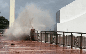 Hình ảnh sóng lớn tràn bờ sông Hàn - Đà Nẵng, xé toạc vỉa hè