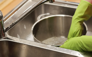 Bác sĩ đến chơi nhà, nhìn vào bếp thì tái mặt hét lên: "Sao lại làm vậy!"