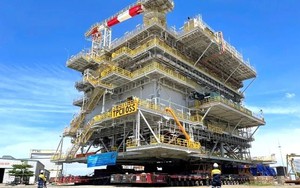 Kỷ lục vận chuyển và hạ thuỷ kiện hàng 4.000 tấn lớn nhất Việt Nam: Doanh nghiệp nào đứng sau?