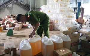 Cận cảnh xưởng sản xuất dầu ăn giả ở Nghệ An: Đã bán 2,7 triệu lít khắp các tỉnh, thu lợi 75 tỷ đồng