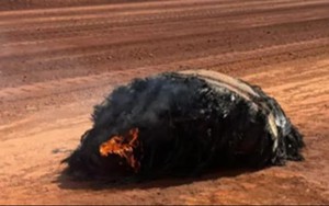 "Cầu lửa khổng lồ" lao xuống đất khiến người dân chết lặng, chuyên gia nói: Sự cố này không phải ngoại lệ