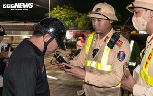 Tài xế vi phạm nồng độ cồn giả vờ mất trí, liên tục than 'tôi không nhớ gì cả'