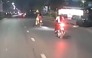 Tà áo dài cuốn vào bánh xe máy, người phụ nữ hoảng hốt nhảy khỏi xe