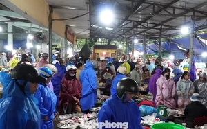 Người dân Đà Nẵng đi mua thực phẩm 'tích trữ 3 ngày' từ tinh mơ