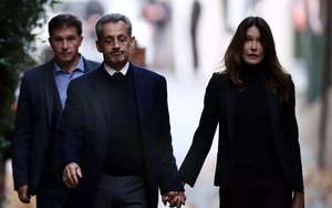 Cựu tổng thống Pháp nắm tay vợ trên đường đến nhà tù