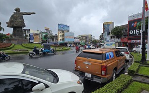 Lo mưa đặc biệt lớn, nhiều tài xế Đà Nẵng "mách nhau" đưa xe ô tô “giành chỗ” tránh ngập