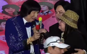 Nam NSND 75 tuổi đang hát, một Việt kiều Mỹ chạy lên tặng tiền