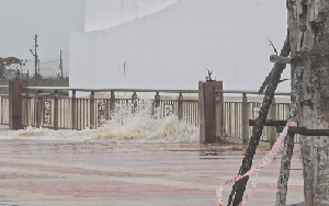 CLIP: Đường Như Nguyệt (Đà Nẵng) thành sông do ảnh hưởng bão số 12 Fengshen