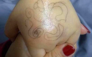 Con gái mừng rỡ khi được "giáo viên" vẽ ký hiệu lạ trên tay, nhưng vừa nhìn thấy bà mẹ lập tức báo cảnh sát