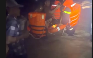 [Clip] Cảnh sát cứu hơn 100 người bị nước lũ uy hiếp ở TPHCM lúc nửa đêm