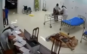 CLIP: Người đàn ông xông vào phòng trọ chém đôi nam nữ dã man