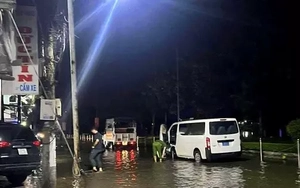 Hai học sinh tử vong nghi do rò điện sau khi mưa ngập công viên