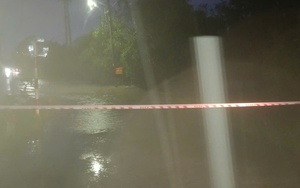 Đi qua đường ngập lụt, taxi điện bị nước cuốn trôi