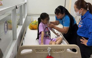 Bé gái ở TP HCM bị mẹ 25 tuổi và người tình 19 tuổi bạo hành: Tiến hành giám định thương tích