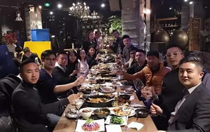 Đi họp lớp, ai cũng khoe thu nhập tiền tỷ, người bạn nghèo nhất nói một câu khiến tất cả câm nín