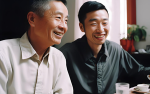 Bố vợ từng làm chức cao nhưng vẫn vay tiền lặt vặt, tôi hỏi thì ông than thở: Đến sổ lương hưu còn chưa thấy mặt mũi nó bao giờ!