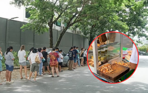 Bán 50kg heo quay chỉ trong 30 phút, ông chủ áp lực vì khách chờ mua chật cứng cả con đường