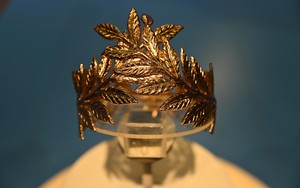 Vòng nguyệt quế mạ vàng của Quán quân Olympia 2025