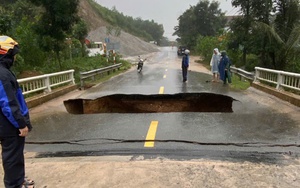 CLIP: "Hố tử thần" ở Đà Nẵng nuốt chửng xe máy, một người may mắn thoát chết