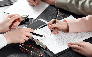 Đóng 300 triệu bảo hiểm nhân thọ, 5 năm sau chỉ nhận hơn 50 triệu: Sự thật về loạt khoản phí "ăn mòn"