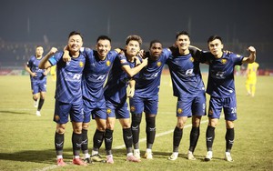Sai lầm của SLNA giúp Thanh Hoá thắng trận đầu ở V-League 2025-2026