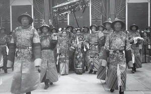 Ảnh hiếm thời Thanh: Nhà quan treo da hổ trấn trạch, đội quân thái giám của Từ Hi có điểm này khác thường