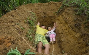 Con gái 2 tuổi mắc bệnh tan máu, người cha nghèo cùng quẫn đào huyệt mộ nằm với con mỗi ngày để "con ra đi không sợ hãi"