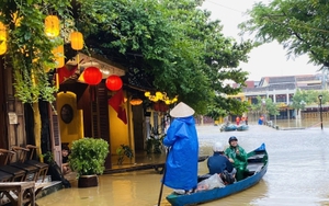 Phố cổ Hội An mênh mông nước, dân bơi thuyền đi lại