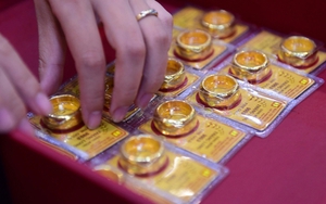 Hôm nay, một nhà vàng lớn tại Hà Nội thông báo: Khách hàng phải chờ 5 ngày mới được mua nhẫn tròn trơn lần tiếp theo