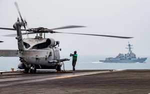 Tiêm kích F/A-18F và trực thăng MH-60R Mỹ rơi xuống biển