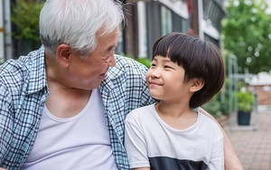 Ông ngoại trêu cháu trai: "Lần sau đừng đến nhà ông ăn ké nữa nhé!" - Đứa trẻ nói 1 câu, ông muốn ngã quỵ