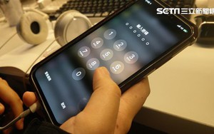 Điện thoại sụt pin lạ thường cả lúc ngủ ở nhà bạn trai, cô gái choáng váng khi phát hiện bí mật phía sau của cha dượng