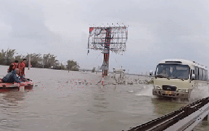 Nước tràn qua Quốc lộ 1 ở Đà Nẵng, CSGT cấm đường, phân luồng lên cao tốc