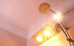 Đèn sưởi trong nhà tắm bốc cháy: Người mẹ tá hỏa ôm con chạy thoát, nhanh trí làm 1 việc ngay lập tức