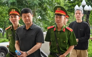 Cảnh sát dẫn giải nhóm bị cáo trong vụ đánh bạc 106 triệu USD tại khách sạn Pullman