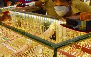 Giá vàng đồng loạt giảm mạnh    