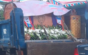 Xót xa hình ảnh gia quyến đưa quan tài lên xe tải để chạy lũ