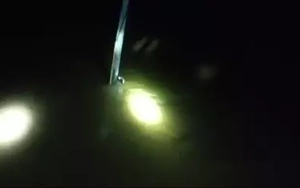 Thót tim cảnh người đàn ông ôm cột điện kêu cứu giữa dòng lũ đêm