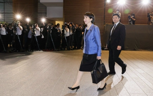 Mẫu túi xách của Thủ tướng Nhật Bản trở thành hiện tượng mạng