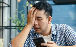 Đứng ra trả tiền họp lớp, người đàn ông bị vợ mắng "sĩ diện hão" rồi bật khóc khi thấy tin nhắn nhóm lớp