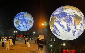 [Clip] Xuất hiện quả địa cầu đường kính 7 mét tại Hồ Tây, dân tình ồ ạt kéo tới chụp ảnh