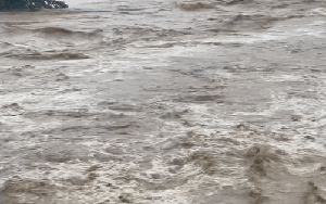 Mưa dồn dập, thủy điện "no nước", lũ trên sông Vu Gia lên mốc lịch sử 1999