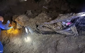 Vụ ô tô chở 3 người mất tích bí ẩn: Xe bẹp rúm, tìm thấy 2 thi thể