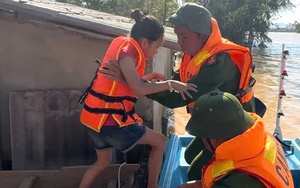 Hình ảnh ứng cứu mẹ con sản phụ cùng một cháu bé 11 tuổi bị nước lũ cô lập