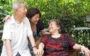 Không phải bệnh tật! Cha mẹ U50 tuổi vẫn bám víu vào 3 việc này, nhà cửa sẽ ngày càng trống vắng, hiu quạnh