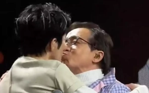 Thành Long có nụ hôn gây sốc với Vương Lực Hoành