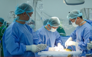 Anh ruột hiến gan cứu em trai 'từ cõi chết'