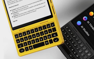 Điện thoại hình vuông này có camera lật, dùng hệ điều hành AI & Android, lắp thêm case bàn phím vào trông như Blackberry sống lại